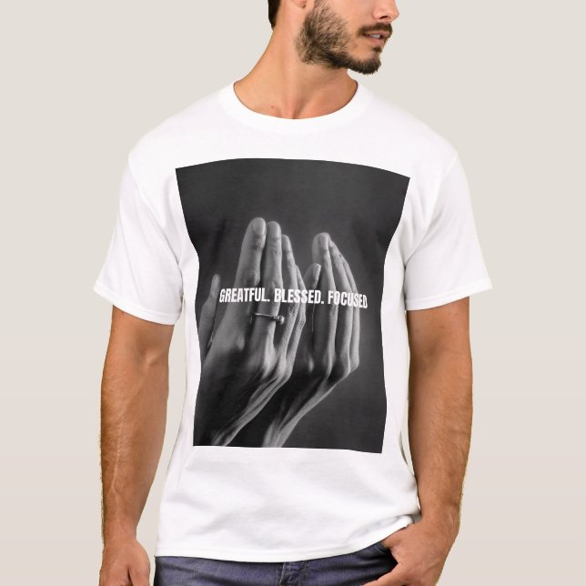 Sehr. Gesegnet.fokussiert  T-Shirt (Vorderseite)