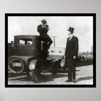 Sehr großer Mann und Fotograf 1922 Poster