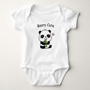 Sehr süßer, kleiner Panda-Junger knabbert Bambus Baby Strampler