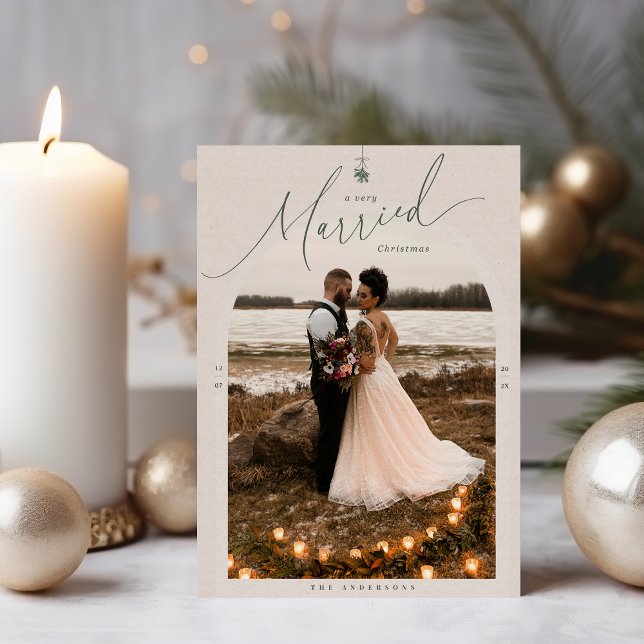 Sehr Verheiratete Weihnachtsfotokarte Feiertagskarte (A Very Married Christmas photo Christmas card for newlyweds mockup shown with candles and ornaments )