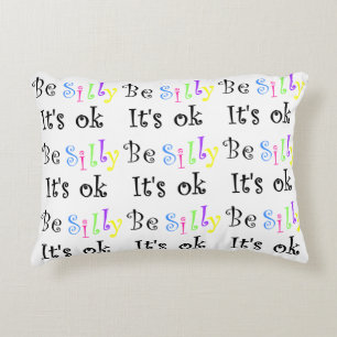 Sei Albern, es ist ein Kissen mit Ok-Akzent