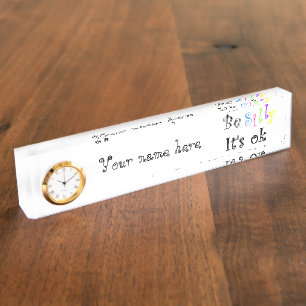 Sei Albern. Es ist ein Schreibtisch mit Uhr Namensplakette