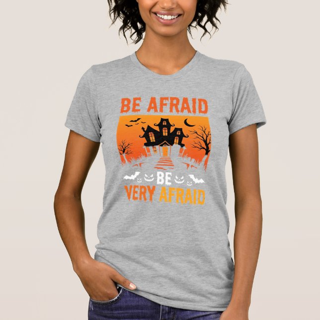 Sei Angst Ein Haus Halloween-Design T-Shirt (Vorderseite)