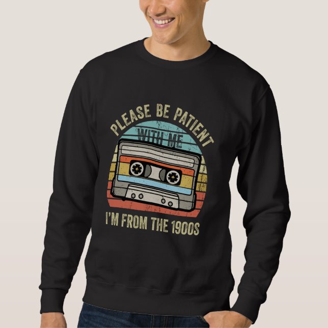 Sei bitte geduldig mit mir, ich bin aus dem 19. Ja Sweatshirt (Vorderseite)