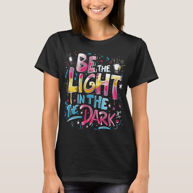 Sei das Licht im Dunkeln - Inspirierend Zitate T-Shirt (Vorderseite)