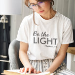 Sei das Licht | Matthew 5:14 Bibelverse Christlich<br><div class="desc">Einfache,  stilvolle christliche Schrift Zitat Kunst T - Shirt mit Bibelverse "Be the Light - Matthew 5:14" in moderner minimalistischer Typografie in off black. Dieses trendige,  moderne Design ist das perfekte Geschenk- und Modestatement. | #christlich #religion #scripture #religion #bible #jesus #bethelight</div>