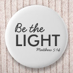 Sei das Licht | Matthew 5:14 Bibelverse Christlich Button<br><div class="desc">Einfache,  stilvolle christliche Schrift zitiert Kunstdesign mit dem Bibelvers "Be the Light - Matthew 5:14" in moderner minimalistischer Typografie in Schwarz. Dieses trendige,  moderne Design ist das perfekte Geschenk- und Modestatement. | #christlich #religion #scripture #religion #bible #jesus #bethelight</div>