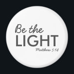 Sei das Licht | Matthew 5:14 Bibelverse Christlich Magnet<br><div class="desc">Einfache,  stilvolle christliche Schrift zitiert Kunstdesign mit dem Bibelvers "Be the Light - Matthew 5:14" in moderner minimalistischer Typografie in Schwarz. Dieses trendige,  moderne Design ist das perfekte Geschenk- und Modestatement. | #christlich #religion #scripture #religion #bible #jesus #bethelight</div>