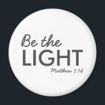 Sei das Licht | Matthew 5:14 Bibelverse Christlich Magnet<br><div class="desc">Einfache,  stilvolle christliche Schrift zitiert Kunstdesign mit dem Bibelvers "Be the Light - Matthew 5:14" in moderner minimalistischer Typografie in Schwarz. Dieses trendige,  moderne Design ist das perfekte Geschenk- und Modestatement. | #christlich #religion #scripture #religion #bible #jesus #bethelight</div>