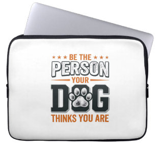 Sei die Person, die dein Hund denkt, dass du bist  Laptopschutzhülle