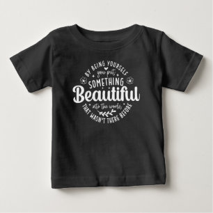 Sei du selbst etwas Schönes Zitat Baby T-shirt