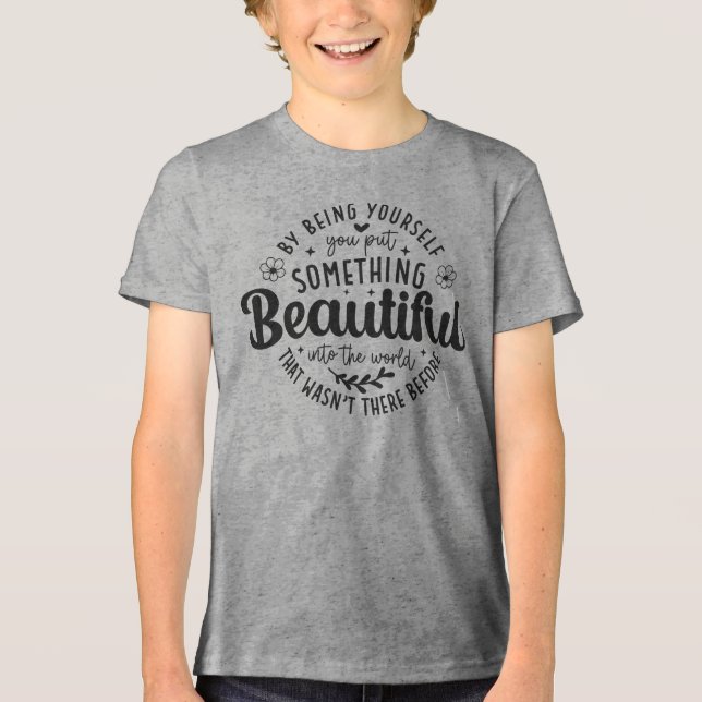 Sei du selbst etwas Schönes Zitat Tri-Blend Shirt (Vorderseite)