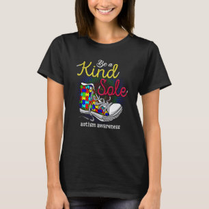 Sei ein bunter Puzzle-Schuh mit freundlicher Seele T-Shirt