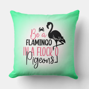 Sei ein Flamingo in einer Flock von Tauben-27308 Kissen