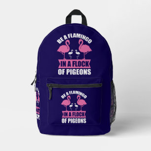 Sei ein Flamingo in einer Schar von Tauben Bedruckter Rucksack