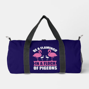Sei ein Flamingo in einer Schar von Tauben Duffle Bag