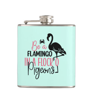 Sei ein Flamingo in einer Schar von Tauben Flachmann