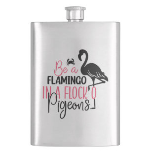 Sei ein Flamingo in einer Schar von Tauben Flachmann
