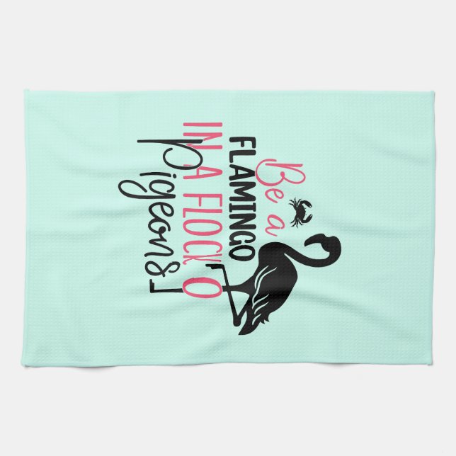 Sei ein Flamingo in einer Schar von Tauben Geschirrtuch (Horizontal)