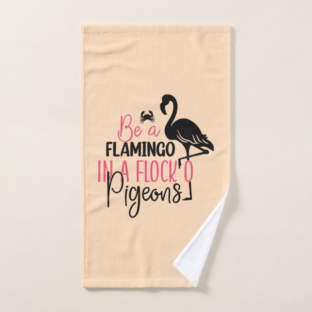 Sei ein Flamingo in einer Schar von Tauben Handtuch (Handtuch)