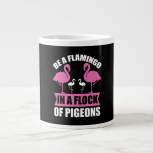 Sei ein Flamingo in einer Schar von Tauben Jumbo-Tasse