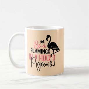 Sei ein Flamingo in einer Schar von Tauben Kaffeetasse