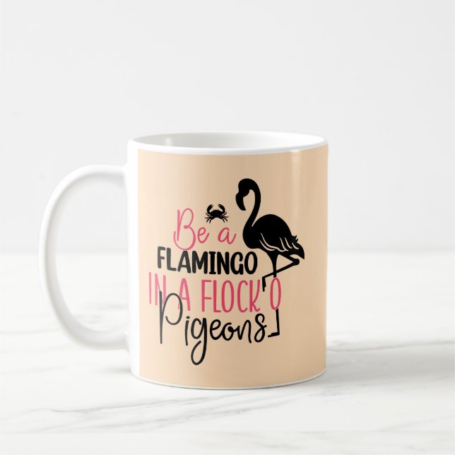 Sei ein Flamingo in einer Schar von Tauben Kaffeetasse (Links)