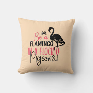 Sei ein Flamingo in einer Schar von Tauben Kissen