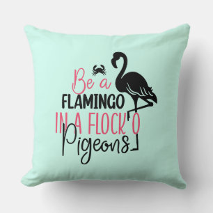 Sei ein Flamingo in einer Schar von Tauben Kissen