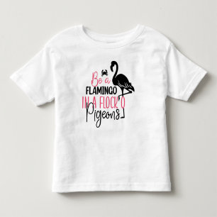 Sei ein Flamingo in einer Schar von Tauben Kleinkind T-shirt