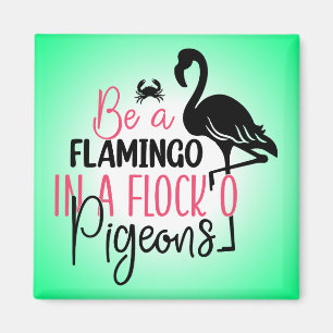 Sei ein Flamingo in einer Schar von Tauben Magnet