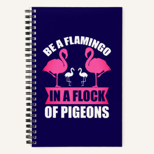 Sei ein Flamingo in einer Schar von Tauben Notizbuch