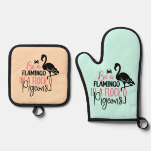 Sei ein Flamingo in einer Schar von Tauben Ofenhandschuh & Topflappen-Set