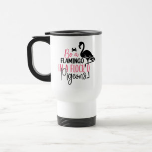 Sei ein Flamingo in einer Schar von Tauben Reisebecher
