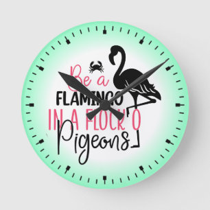 Sei ein Flamingo in einer Schar von Tauben Runde Wanduhr
