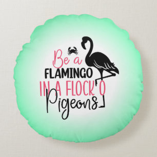 Sei ein Flamingo in einer Schar von Tauben Rundes Kissen