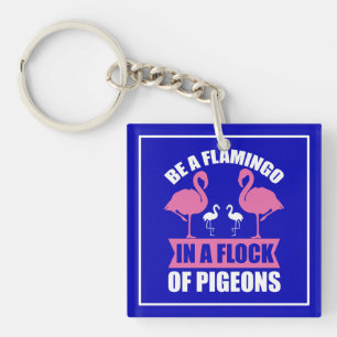 Sei ein Flamingo in einer Schar von Tauben Schlüsselanhänger
