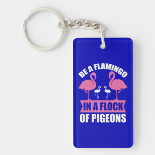 Sei ein Flamingo in einer Schar von Tauben Schlüsselanhänger