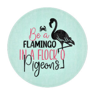 Sei ein Flamingo in einer Schar von Tauben Schneidebrett