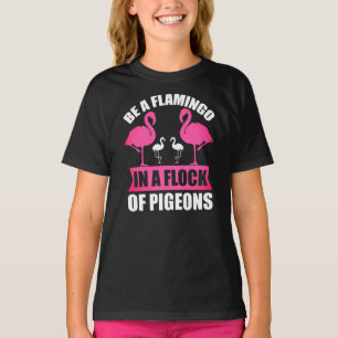 Sei ein Flamingo in einer Schar von Tauben T-Shirt