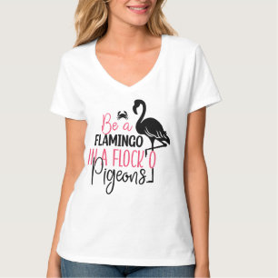 Sei ein Flamingo in einer Schar von Tauben T-Shirt