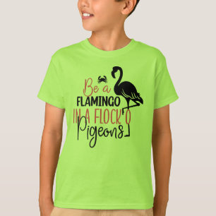 Sei ein Flamingo in einer Schar von Tauben T-Shirt