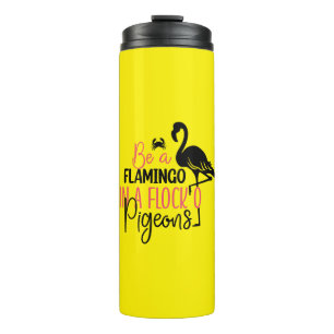 Sei ein Flamingo in einer Schar von Tauben Thermosbecher