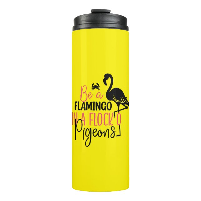 Sei ein Flamingo in einer Schar von Tauben Thermosbecher (Vorderseite)