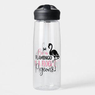 Sei ein Flamingo in einer Schar von Tauben Trinkflasche