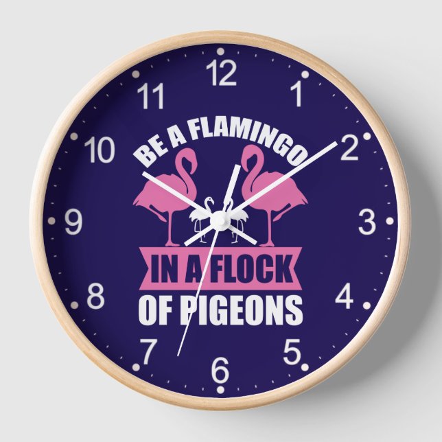 Sei ein Flamingo in einer Schar von Tauben Uhr (Vorderseite)