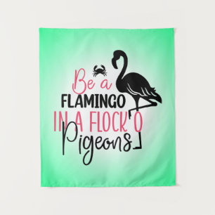 Sei ein Flamingo in einer Schar von Tauben Wandteppich