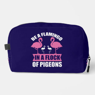 Sei ein Flamingo in einer Schar von Tauben Waschbeutel