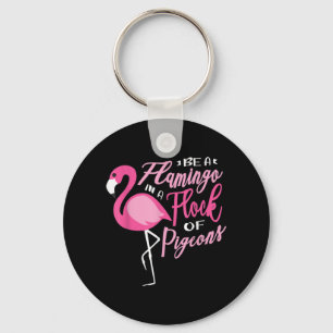 Sei ein Flamingo in einer Taubenherde für eine Fla Schlüsselanhänger