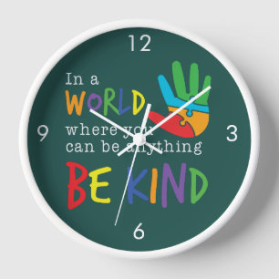 Sei ein freundlicher Lehrer im Klassenzimmer Uhr